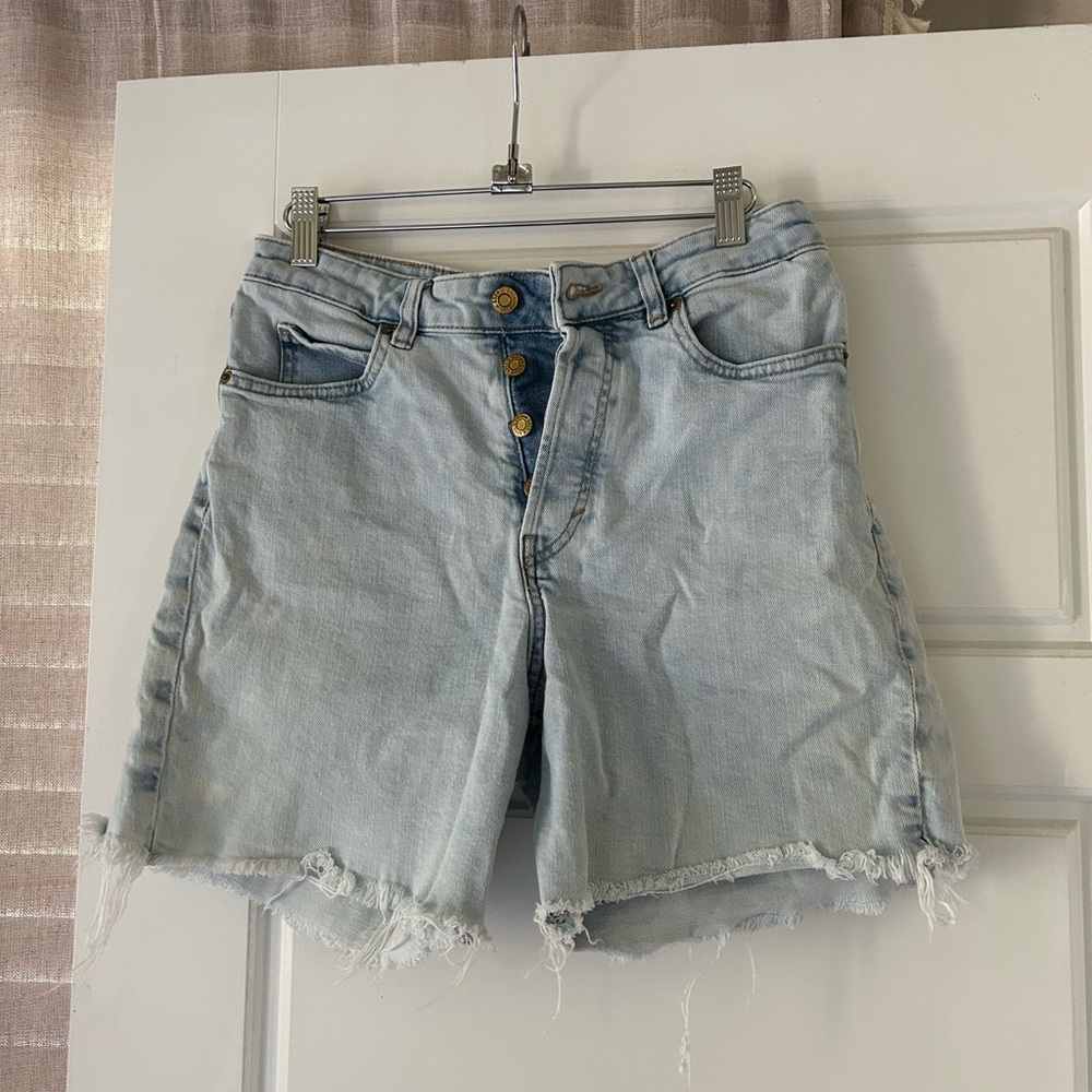 H&M Button Closure - Light Wash Denim Women's Shorts - Frayed Hem